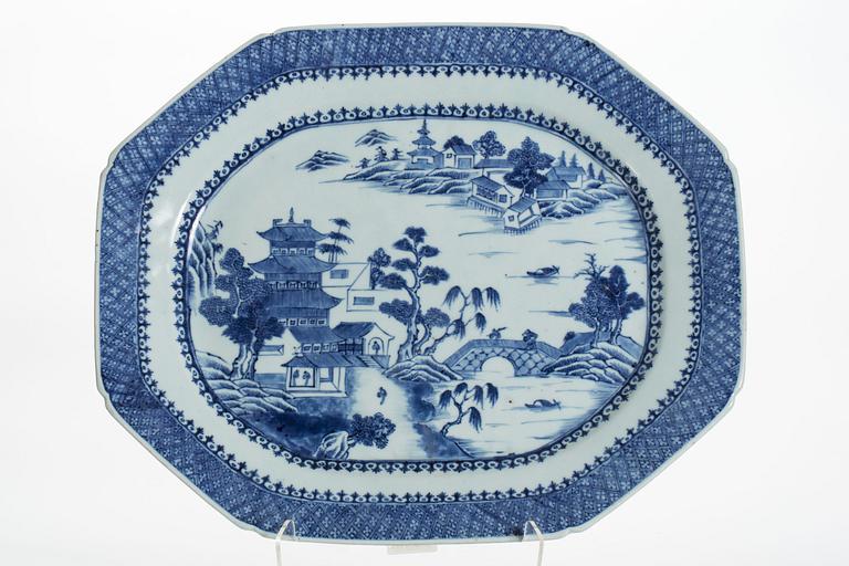 STEKFAT, porslin, Kina, Qianlong (1735-1796).