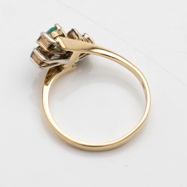 18K gold ring with emerald and diamonds.