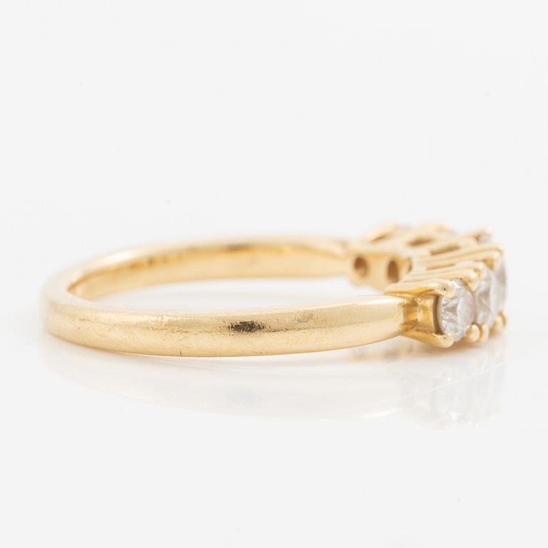 Ring in 18K gold set with five brilliant-cut diamonds, a total of 0.78 ct.
