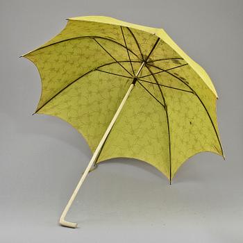 PARASOLLER, 8 st, samt DOMPTÖRPISKA, 1900-tal.