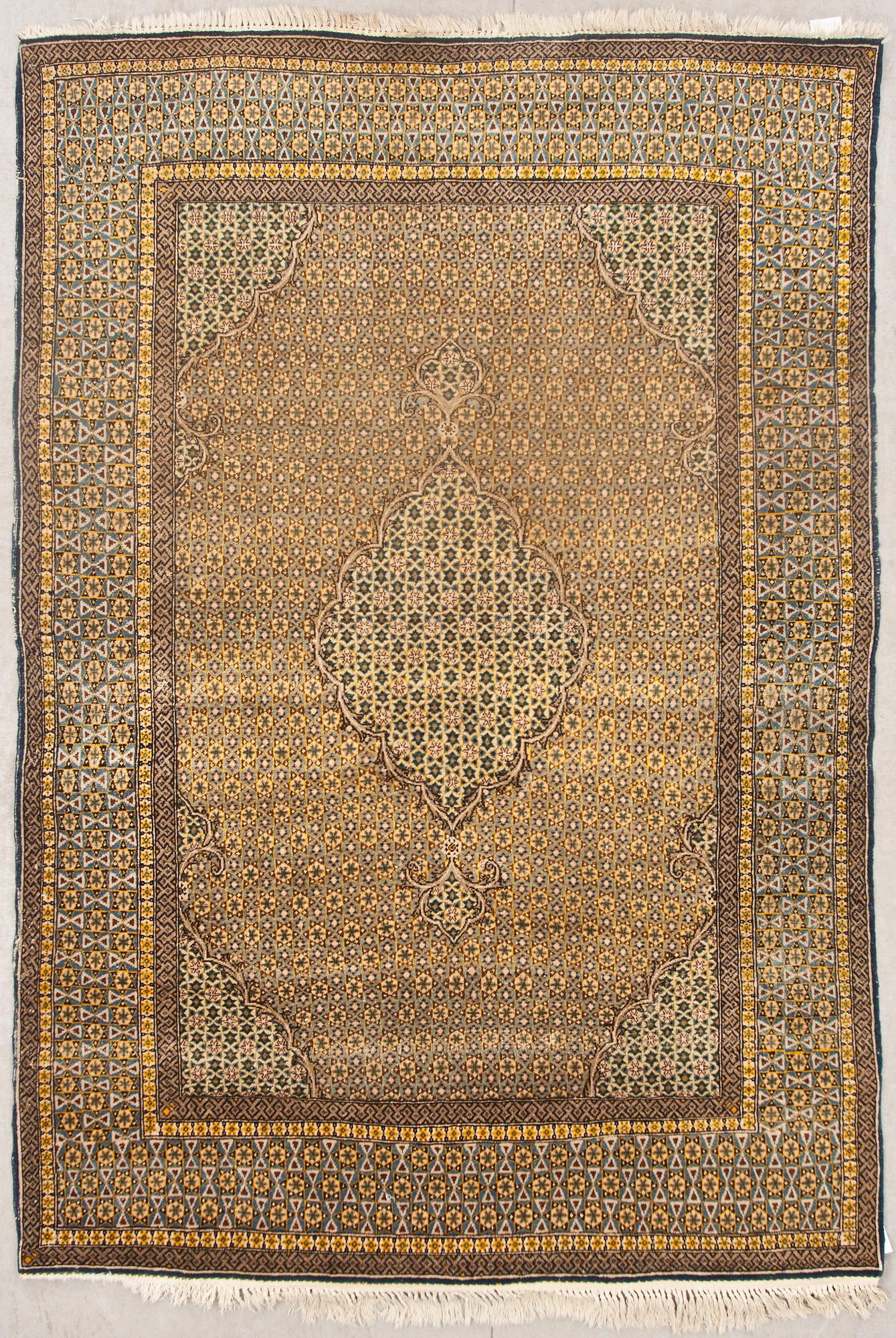 MATTA, semiantik/old, Ghom, med silkesinslag, ca 199 X 135 cm.
