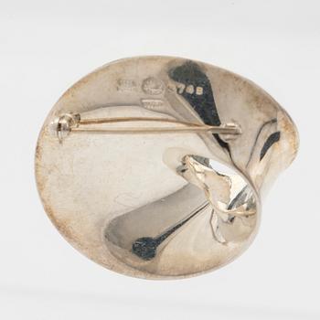 Vivianna Torun Bülow-Hübe, Hängsmycke/brosch, "Möbius", samt gummicollier, för Georg Jensen, Danmark.