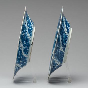 A pair of blue and white dishes, Qing dynasty, Kangxi (1662-1722).