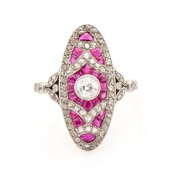 Art Deco ring of 18K gold and platinum with diamonds and synthetic rubies.