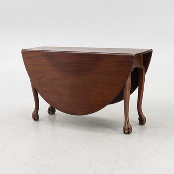 A mahogany dining table, 19th century.