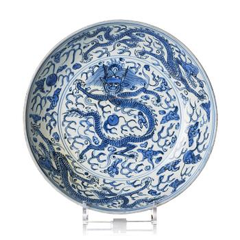 1035. A blue and white five clawed dragon dish, Ming dynasty, Wanli (1572-1620).