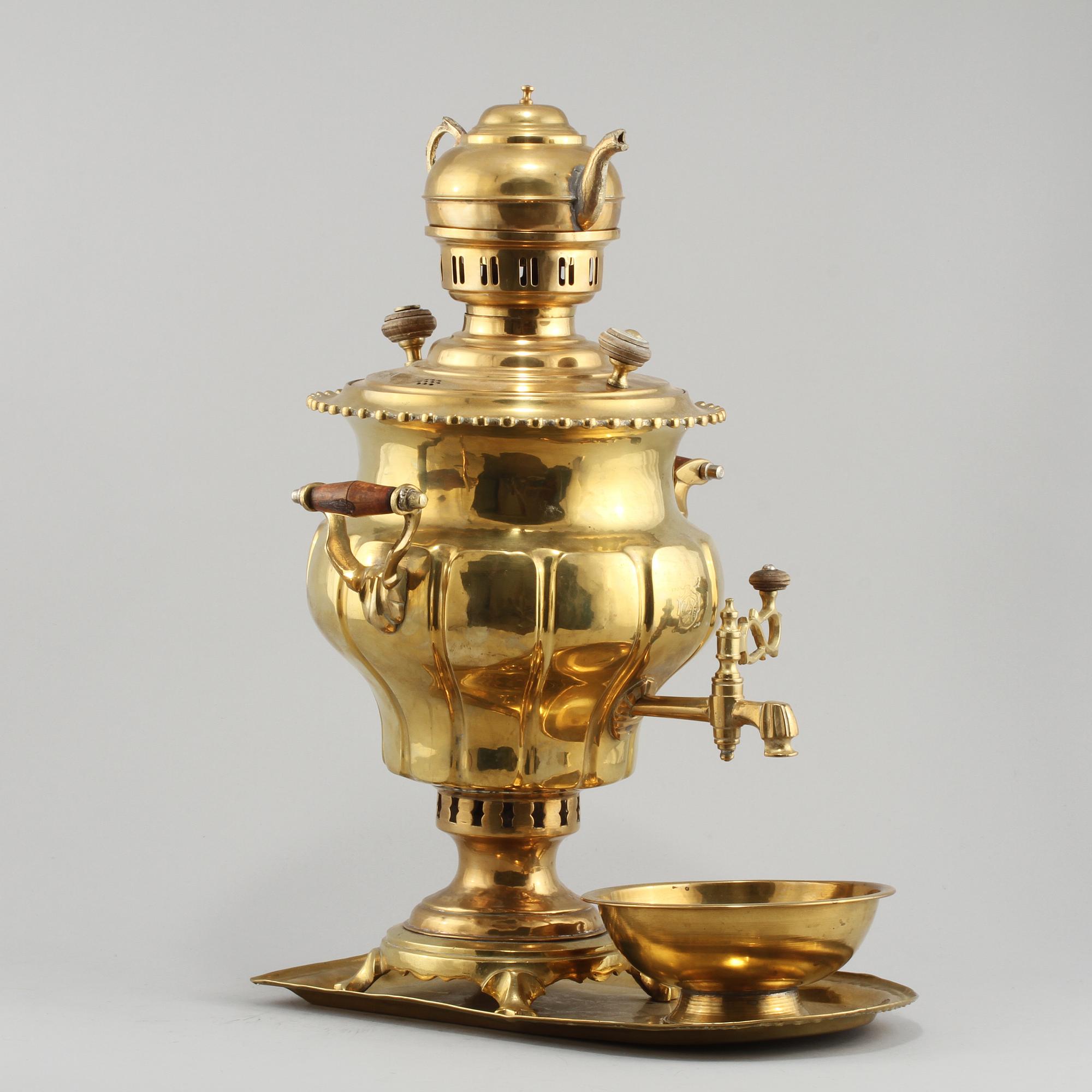 SAMOVAR, mässingspatinerad metall, omkring 1900.