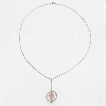 Elis Kauppi, hänge, silver och rosenkvarts. Kupittaan Kulta, Åbo. Med kedja i sterlingsilver.