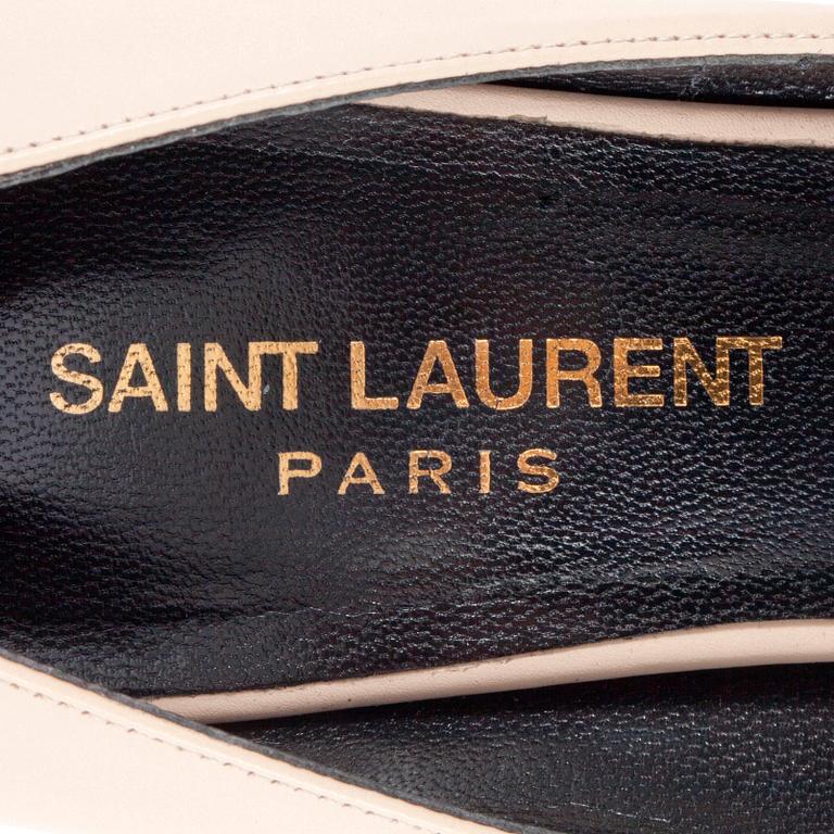 YVES SAINT LAURENT, a pair of beige and black leather pumps. Size 37.