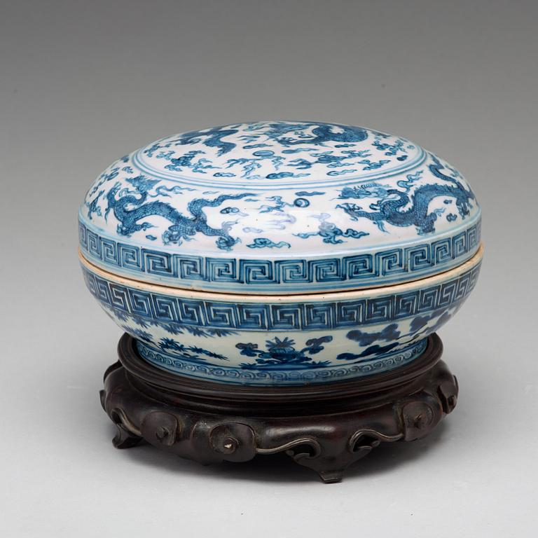 A blue and white box with cover, Ming dynasty, with Wanli mark and period (1572-1620).