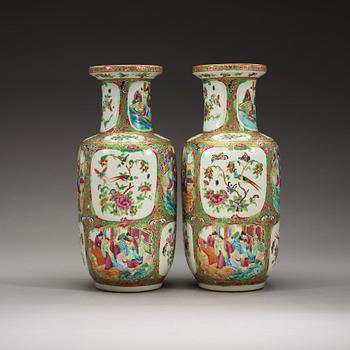 VASER, ett par, porslin. Kanton, Qingdynastin, 1800-tal.