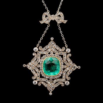 372. KAULAKORU, smaragdi n. 4.8 ct, ruusuhiottuja timantteja n. 1.4 ct. 18K kultaa, hopeaa. Paino 11,5 g.