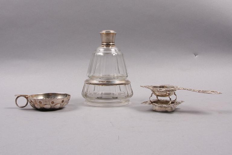 FLAKONG, TESIL SAMT VINPROVARSKÅL, 3 delar, silver, bla Frankrike, 1900-tal.