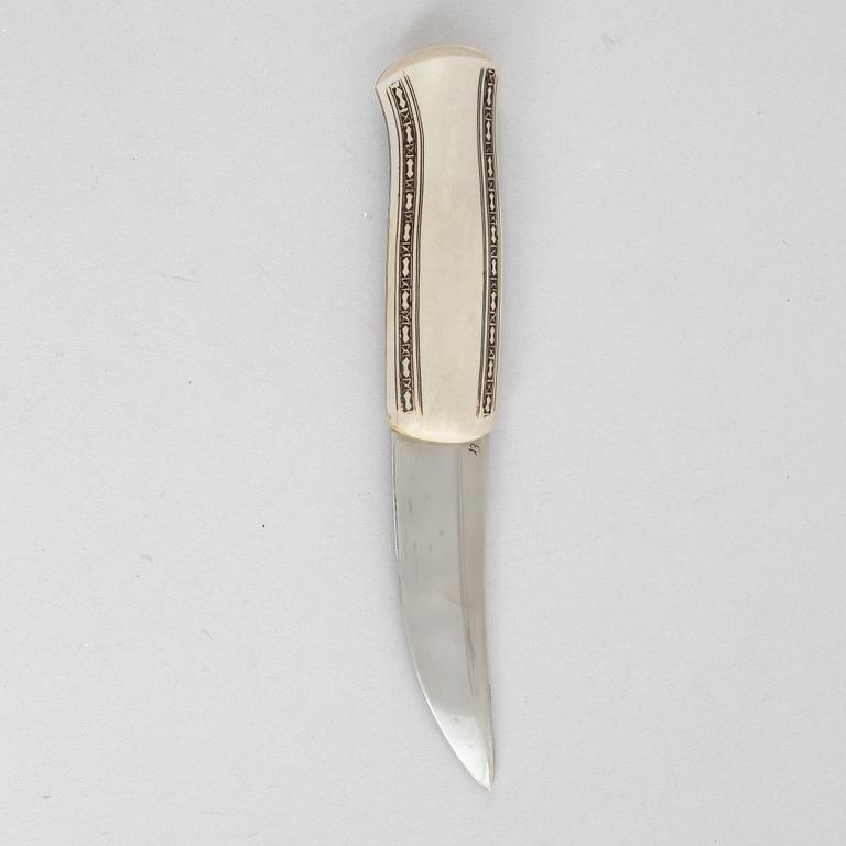 Esse Poggats, a reindeer horn knife.