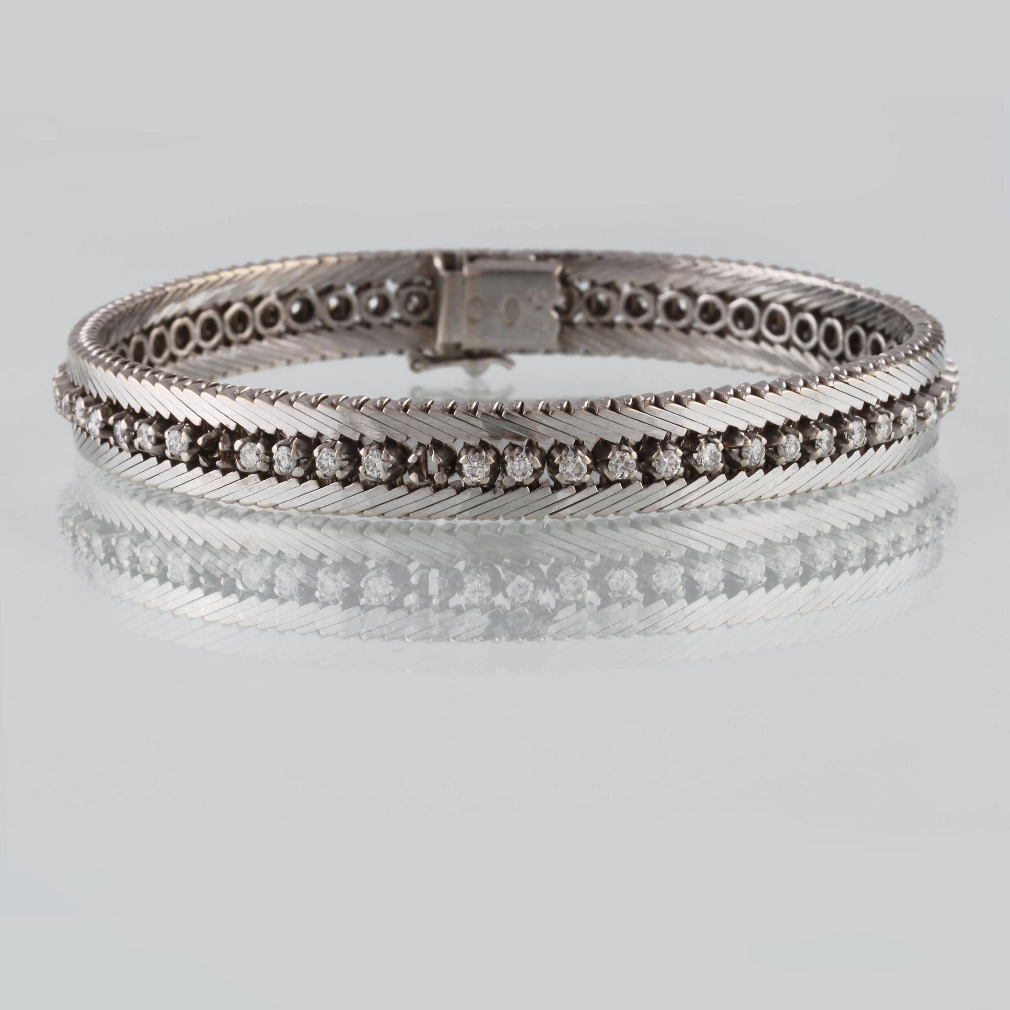 ARMLÄNK, 18K vitguld med briljantslipade diamanter, 3,12 ct, importstämplat. Vikt 38,9 gram.