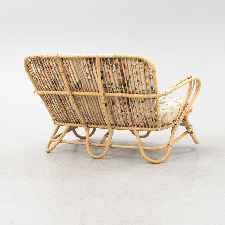 Soffa, bord, fåtöljer ett par, 1900-talets andra hälft.