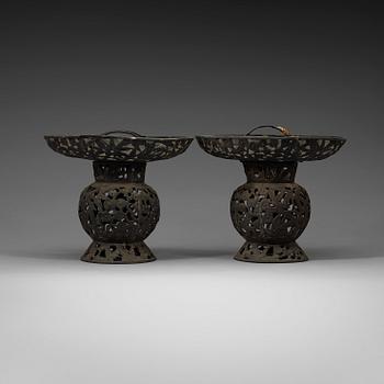 LYKTOR, ett par, brons. Sen Qing dysnasti (1644-1912).