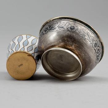 TUMLARE OCH SUPKOPP, gulmetall och emalj samt silver, Sovjetryssland, 1900-tal. Vikt tumlare ca29g.