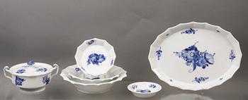 KAFFE- OCH TESERVISDELAR, 39 st, porslin, "Blå Blomst", Kunglig Dansk.