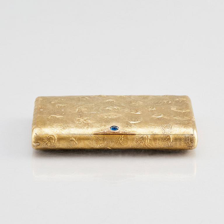 Etui, samorodok-teknik, guld 14K och safir, sannolikt av Alexander Lyubavin, S:t Petersburg 1908-1917.