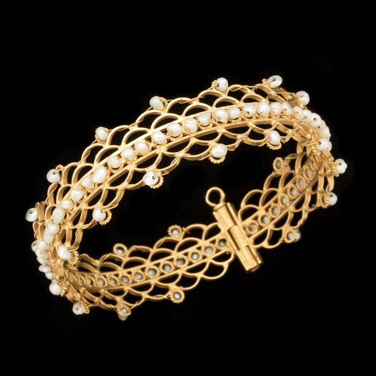 ARMRING, 14k guld med pärlor. Vikt ca 22 g.
