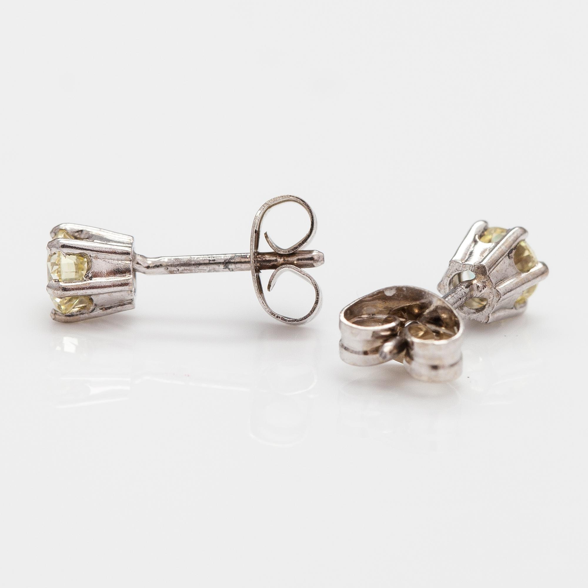 A pair of 14K white gold earrings with diamonds ca. 0.46 ct in total.