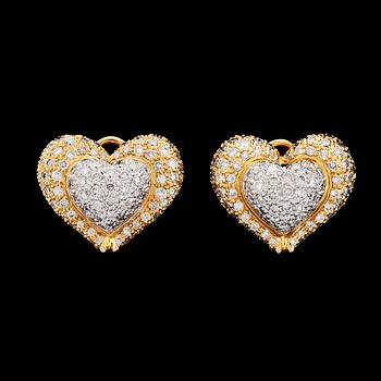 1040. A pair of heart shaped brilliant cut diamond earrings,  tot. app. 4.80 cts.