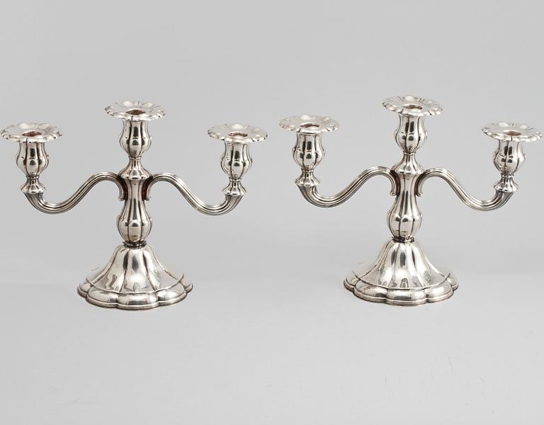 KANDELABRAR, ett par, silver, rokokostil, svenska importstämplar, 1900-talets mitt, total vikt 1164 gram.
