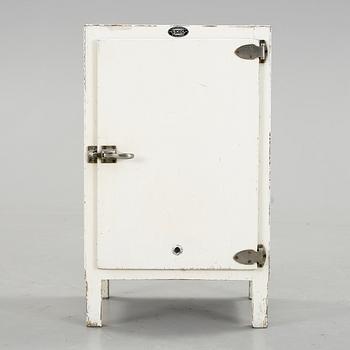 KYLSKÅP, "Iskol", Jersie Maskinsnedkeri Lille Skensved, 1900-tal.