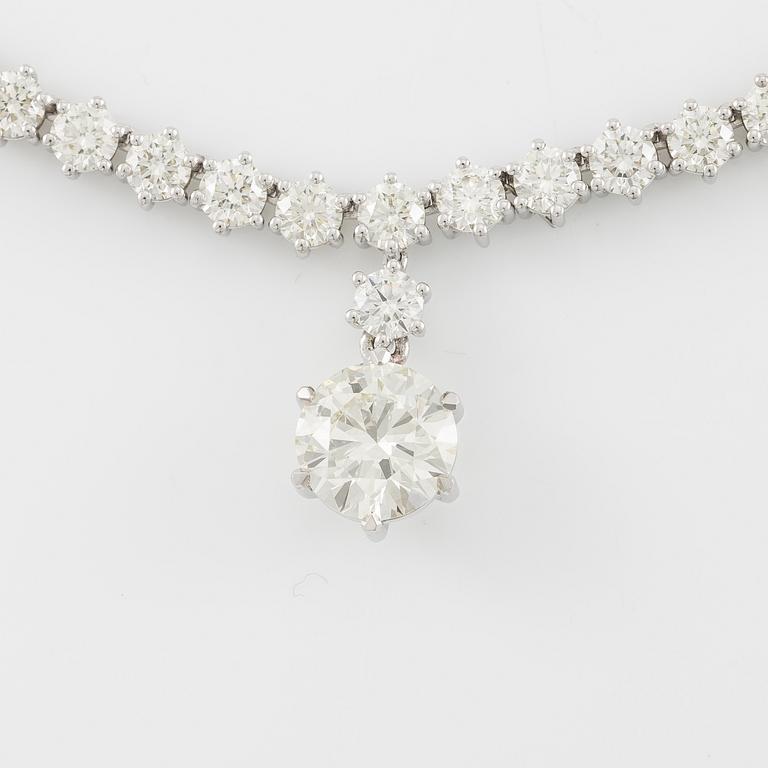 Necklace, 18K white gold with brilliant-cut diamonds.