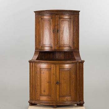 A gustavian corner cabinet 18th century latter part / turn of the century 1800.