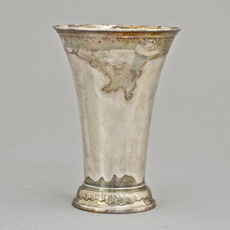 POKAL samt BRICKA, silver, C G Hallberg, Stockholm, 1917 resp 1957. Vikt 891 g.