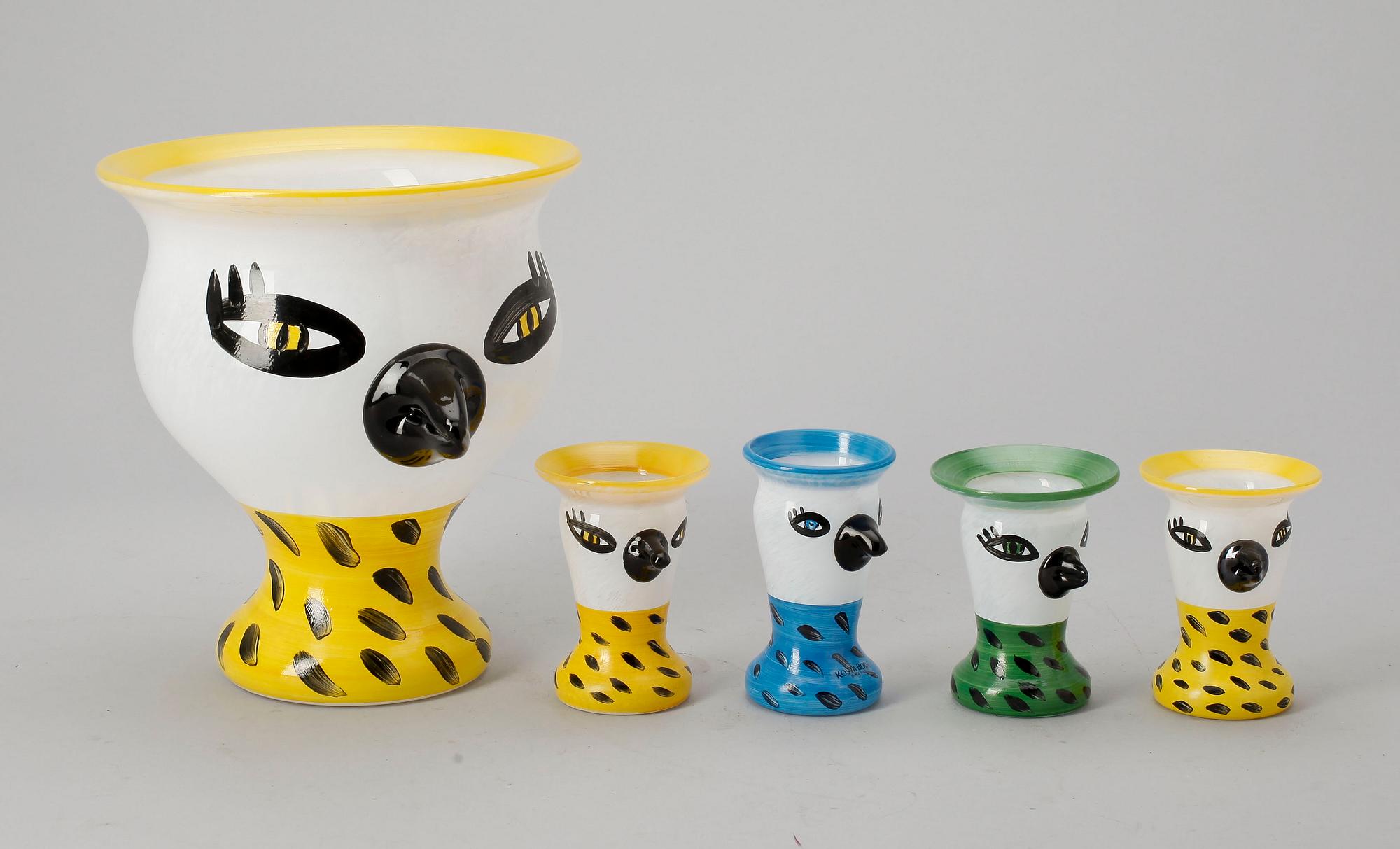 ÄGGKOPPAR samt VAS, 4+1 st, handmålat glas, Ulrica Hydman-Vallien, Kosta Boda, b la Artist Collection, 1980-tal.