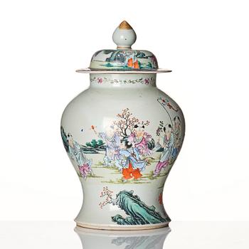 A famille rose jar with cover, late Qing dynasty, circa 1900.