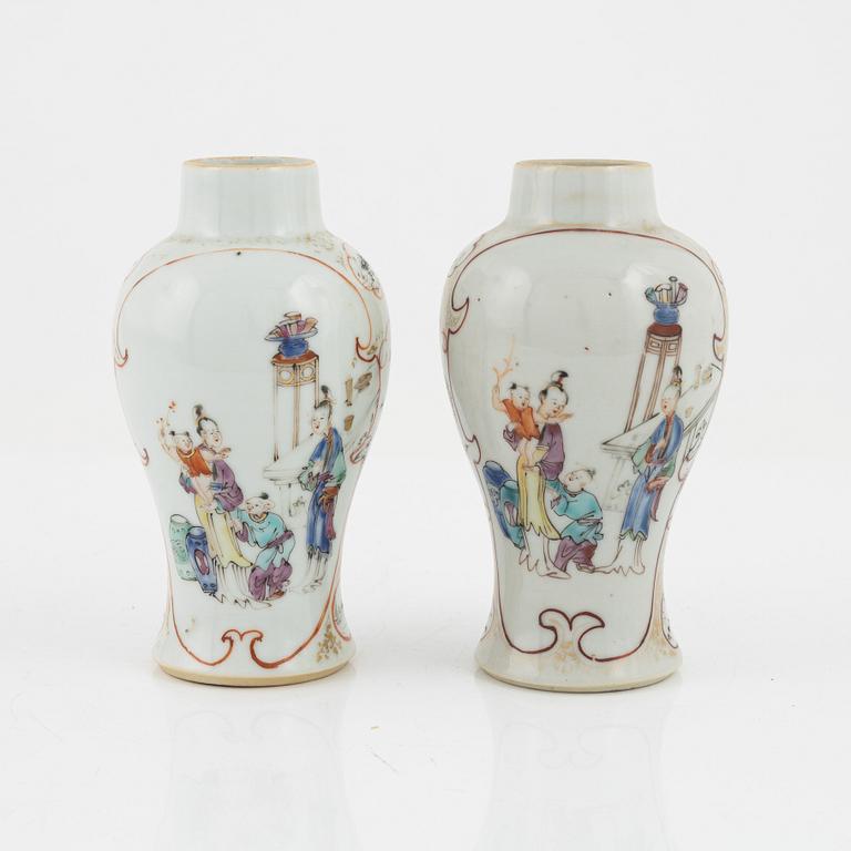 A pair of porcelain tea caddies, China, 18th century.