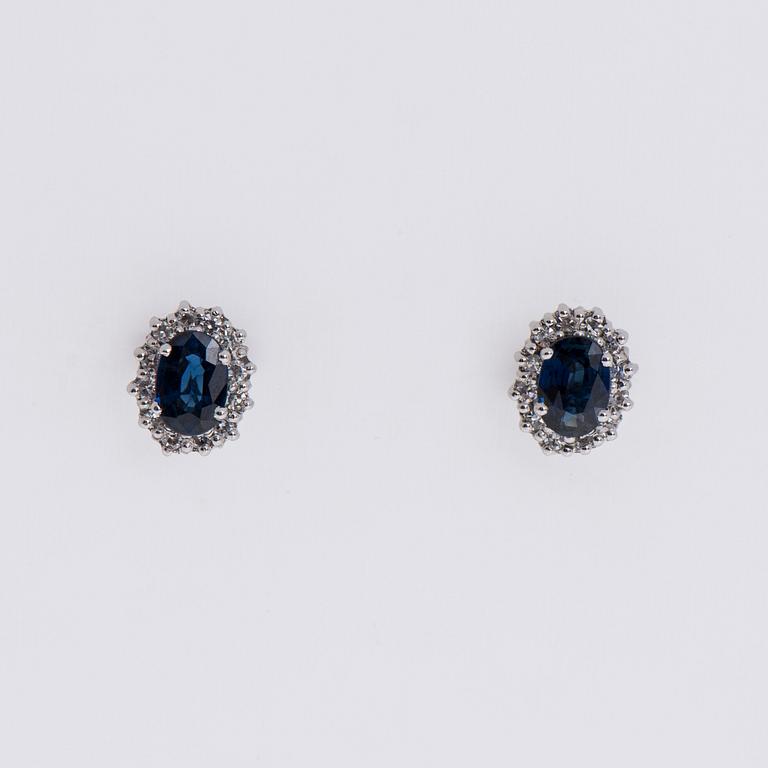 ÖRHÄNGEN, A. Tillander, fasettslipade safirer, åttkantslipade diamanter, 18K vitguld.