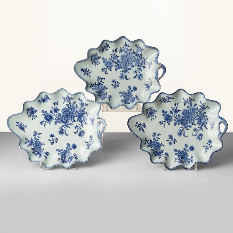 Fat, tre stycken, porslin. Qingdynastin, Qianlong (1736-95).