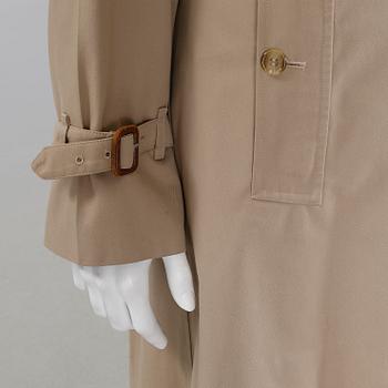 BURBERRY, trenchcoat.