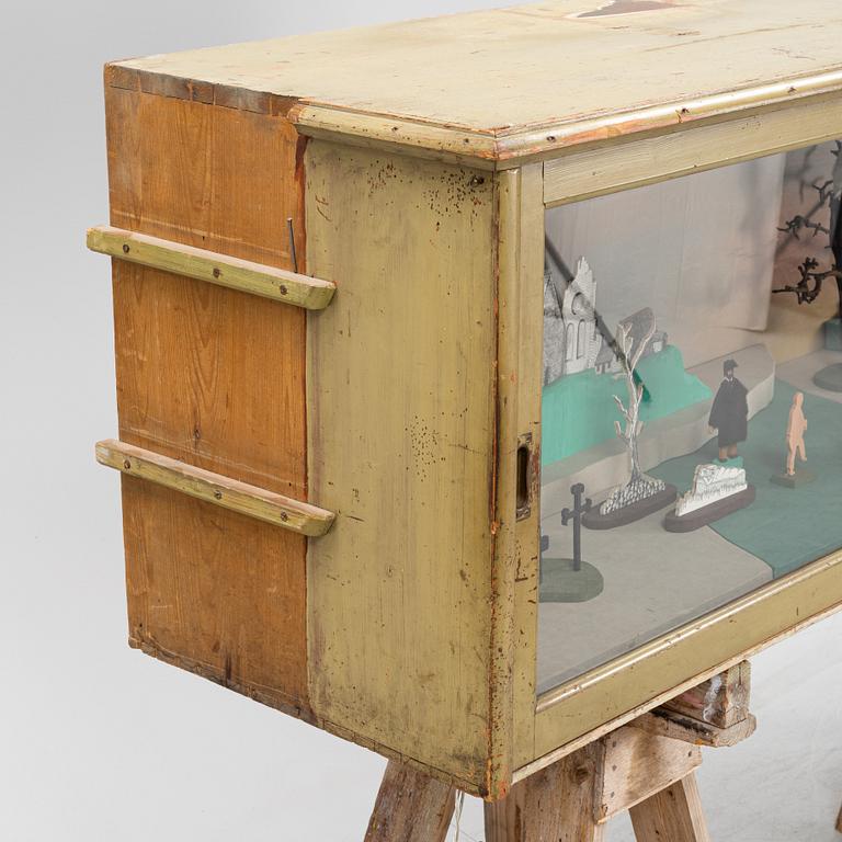 Richard Johansson, objekt/installation med teckning, måleri och blandteknik i ett skåp av trä, signerad.
