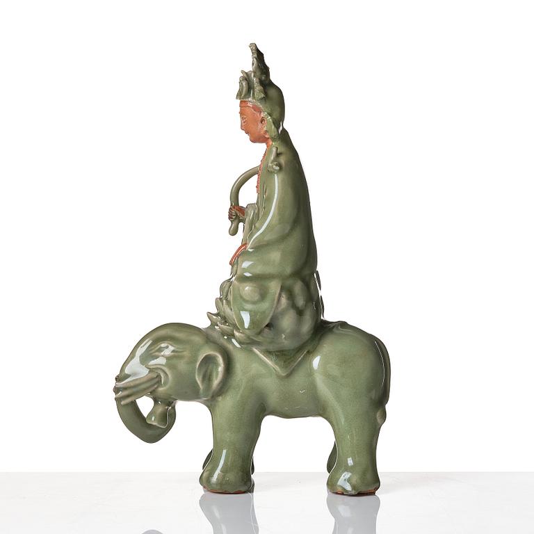 Guanyin, keramik. Troligen Longquan, Mingdynastin 1600-tal.