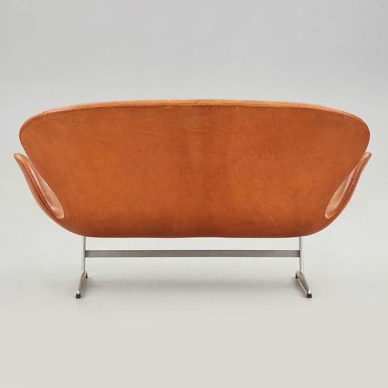 ARNE JACOBSEN, soffa, "Svanen",  för Fritz Hansen, Danmark, 1960-tal.