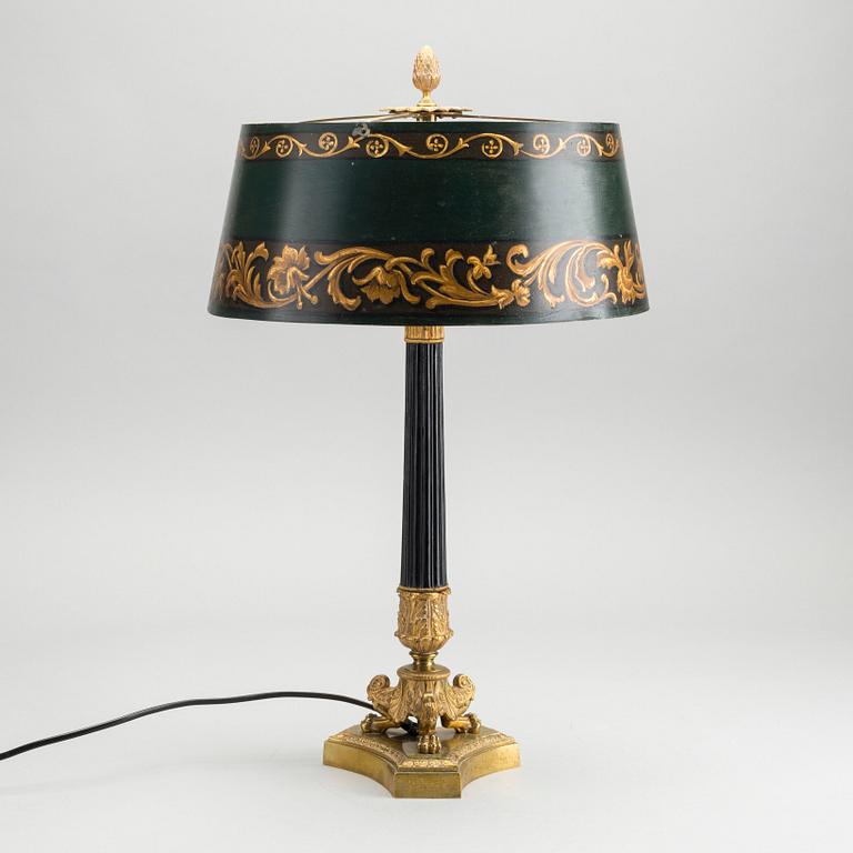 AN EMPIRE STYLE TABLE LAMP.