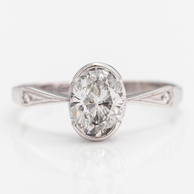 Ring, 18K vitguld och oval diamant ca. 1.00 ct enligt certifikat.