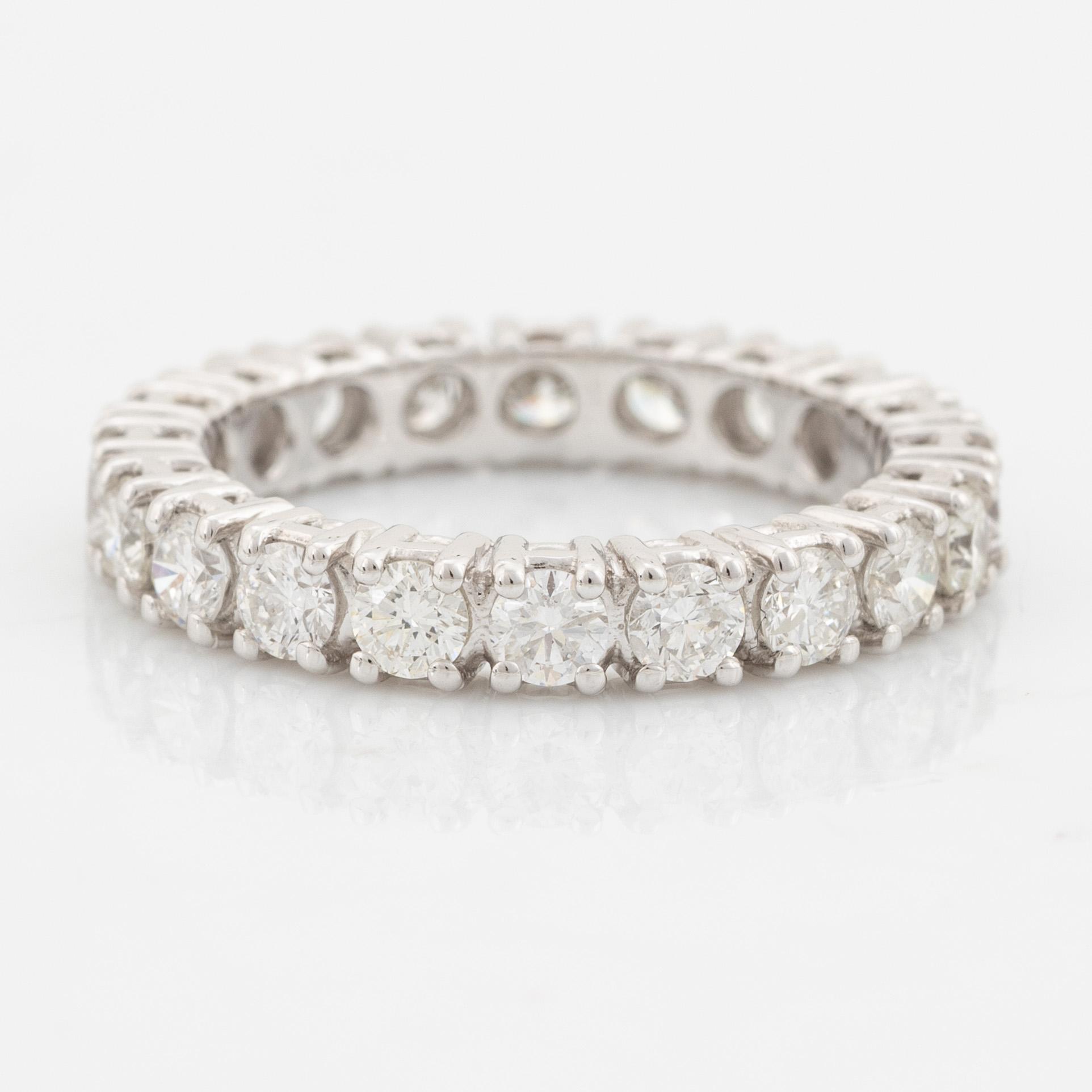 Ring helallians med briljantslipade diamanter, med HRD certifikat.