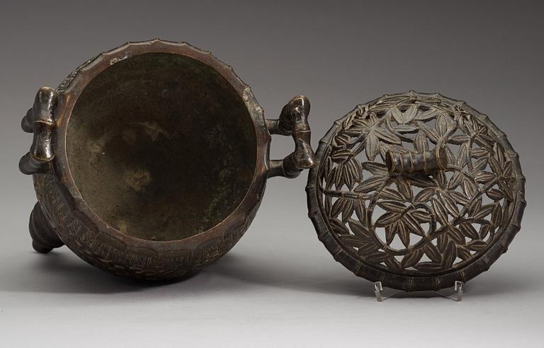 RÖKELSEKAR med LOCK, brons. Sen Qingdynasti (1644-1912).