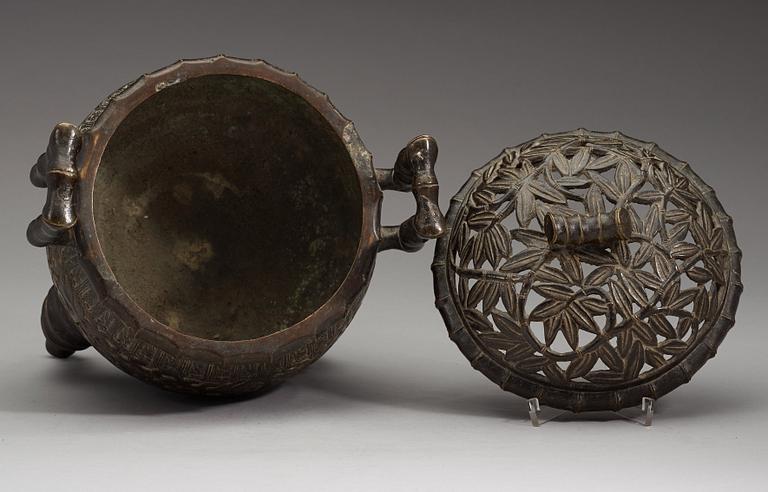 A bronze tripod censer with cover, late Qing dynasty (1644-1912).