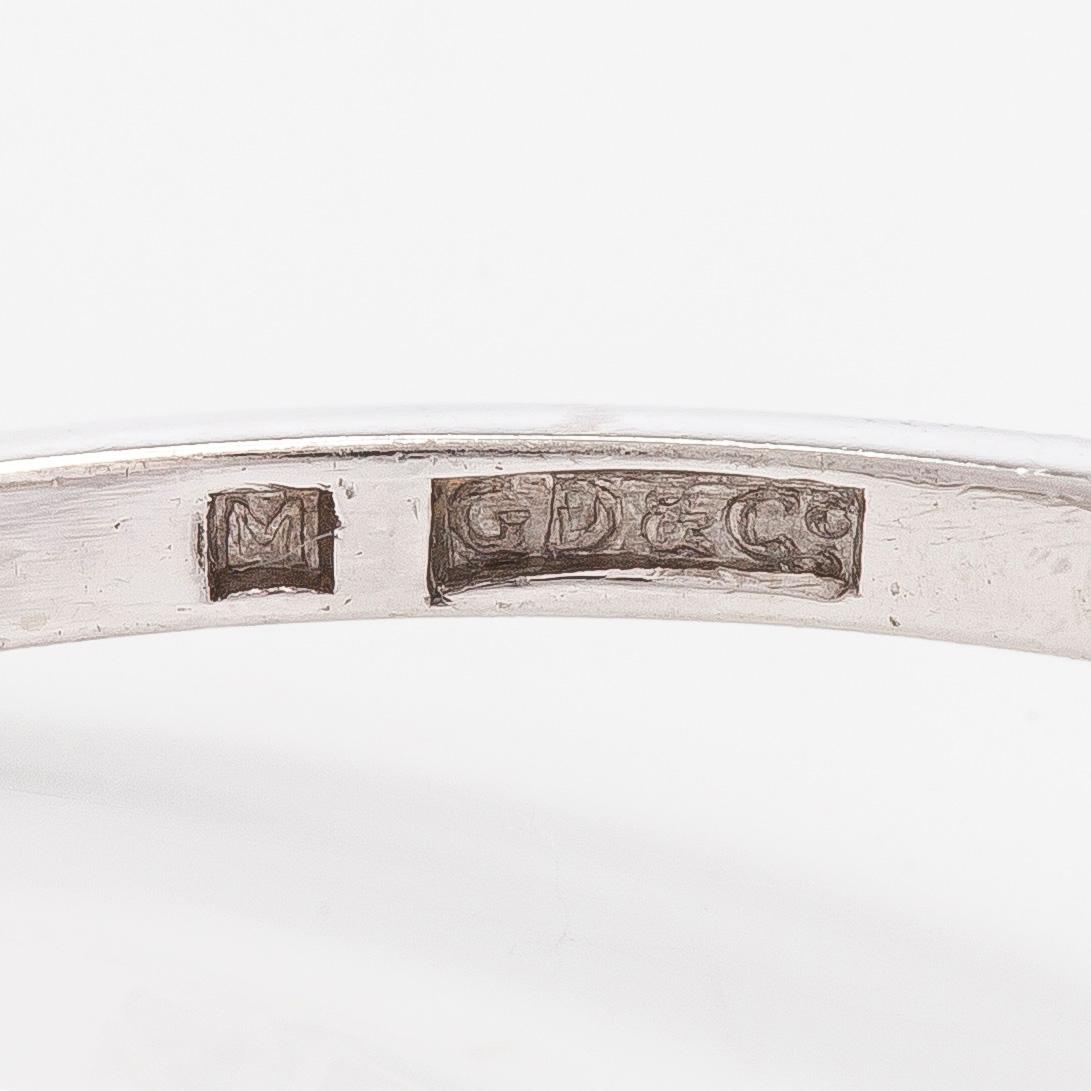 Sormus, platinaa ja briljanttihiottu timantti.