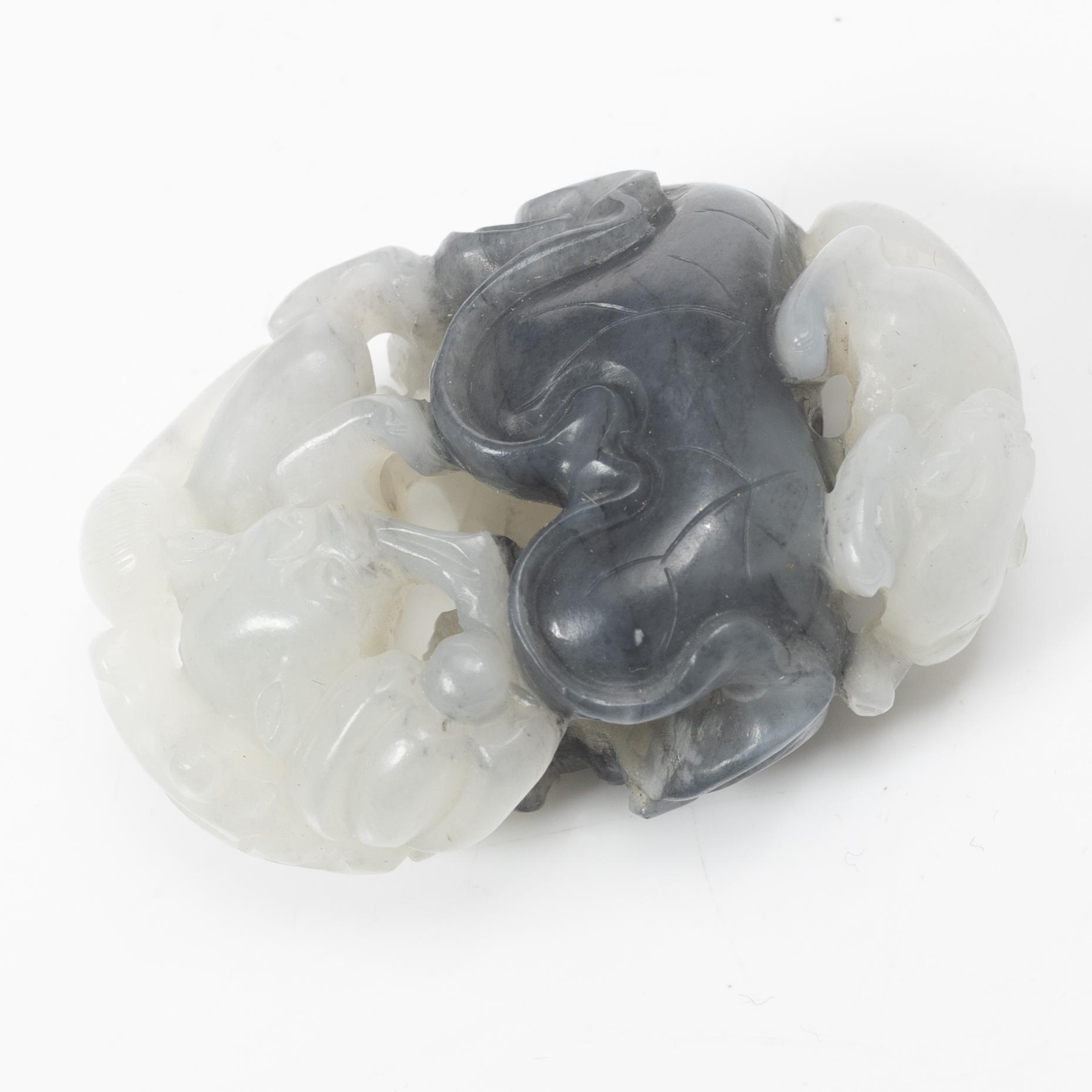 Bälteshake samt amulett och ask, nefrit och sten, Qingdynastin.