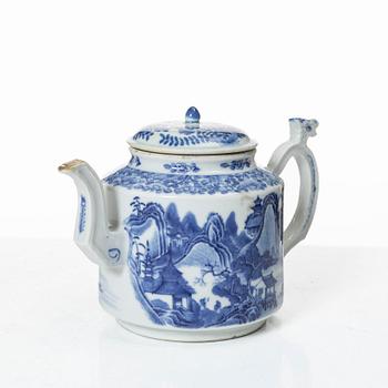 A blue and white tea pot with cover and serving dish, Qing dynasty, Qianlong (1736-95).