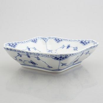 Two deep dishes and two soup dishes, porcelain, "Blue Fluted Half Lace" / "Musselmalet", Royal Copenhagen.